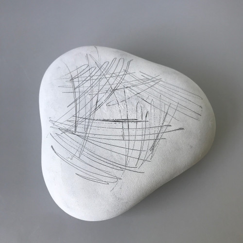 Margit Seland + Driehoek object, wit m/krassen